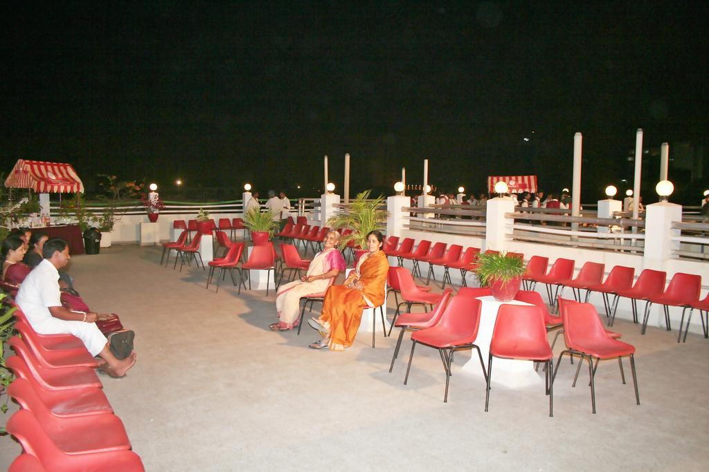 Hotel Pandian Madras Buitenkant foto