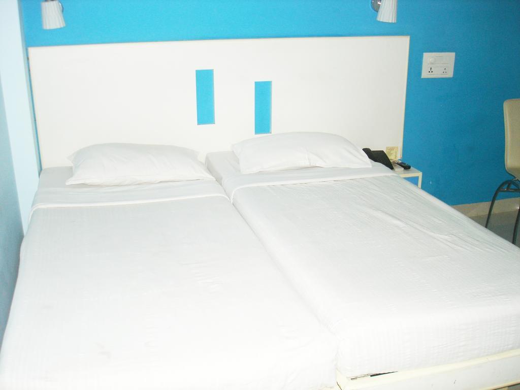 Hotel Pandian Madras Buitenkant foto