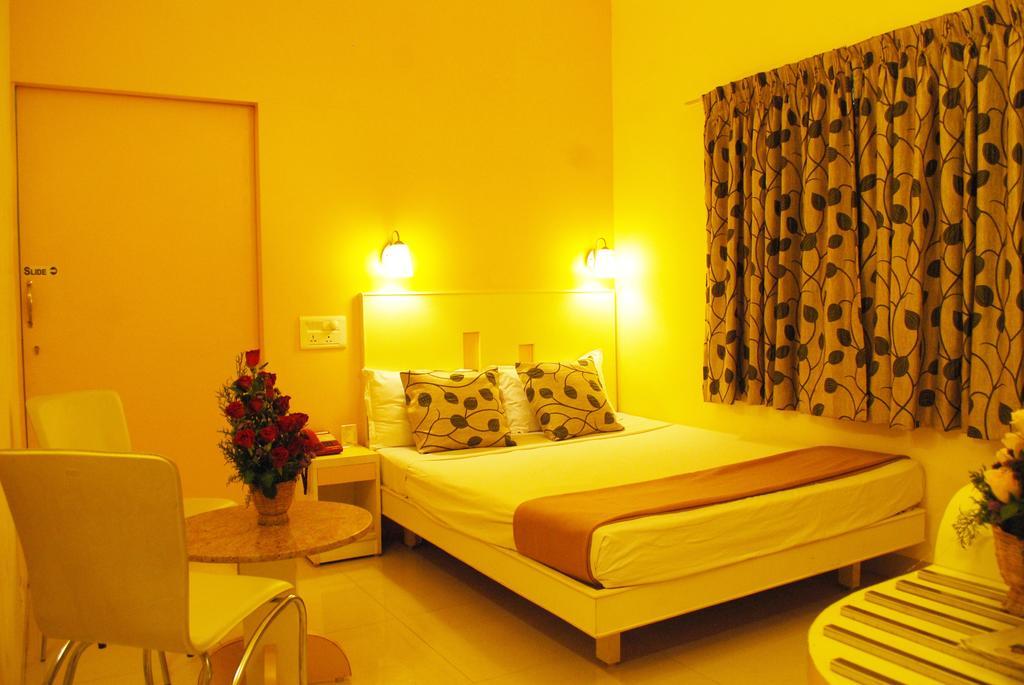 Hotel Pandian Madras Buitenkant foto