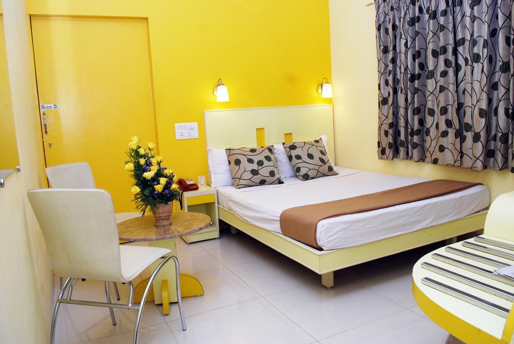 Hotel Pandian Madras Buitenkant foto