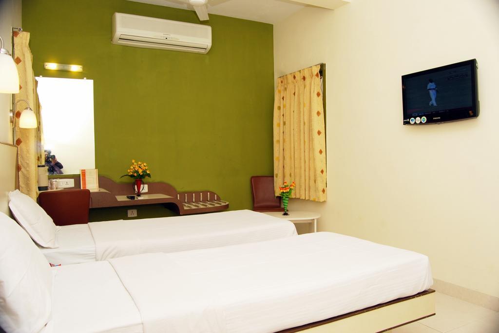 Hotel Pandian Madras Buitenkant foto