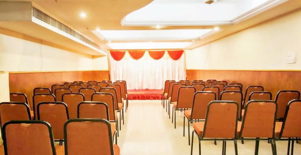Hotel Pandian Madras Buitenkant foto