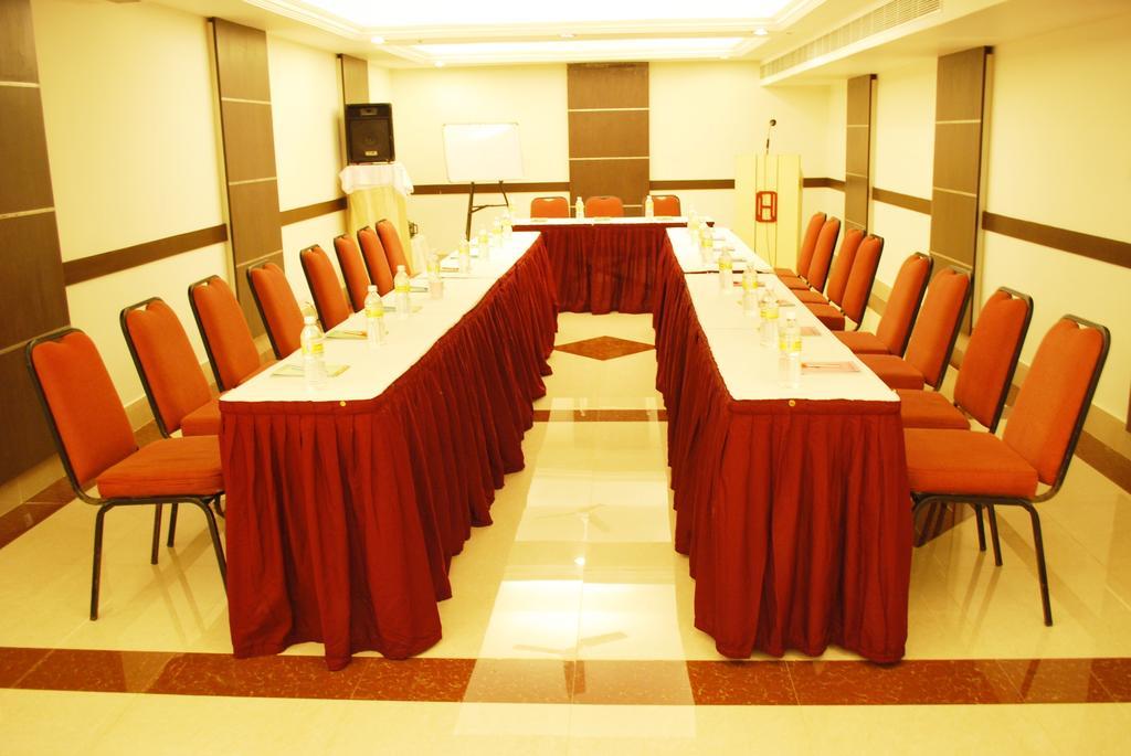 Hotel Pandian Madras Buitenkant foto