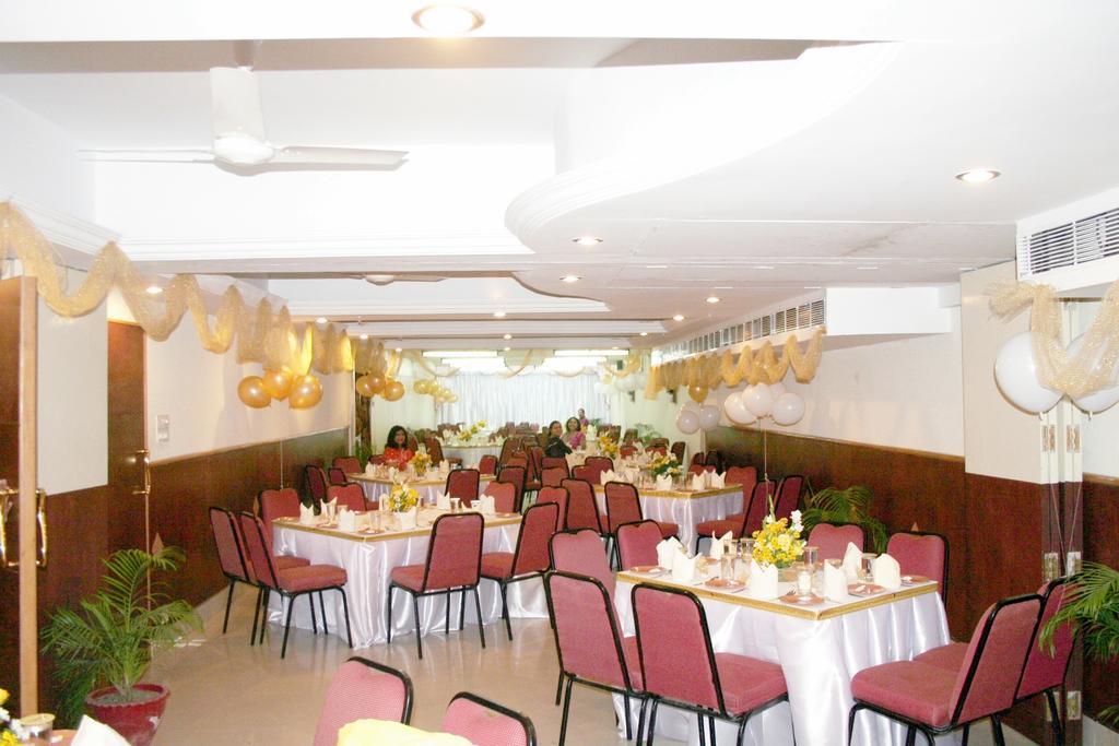 Hotel Pandian Madras Buitenkant foto