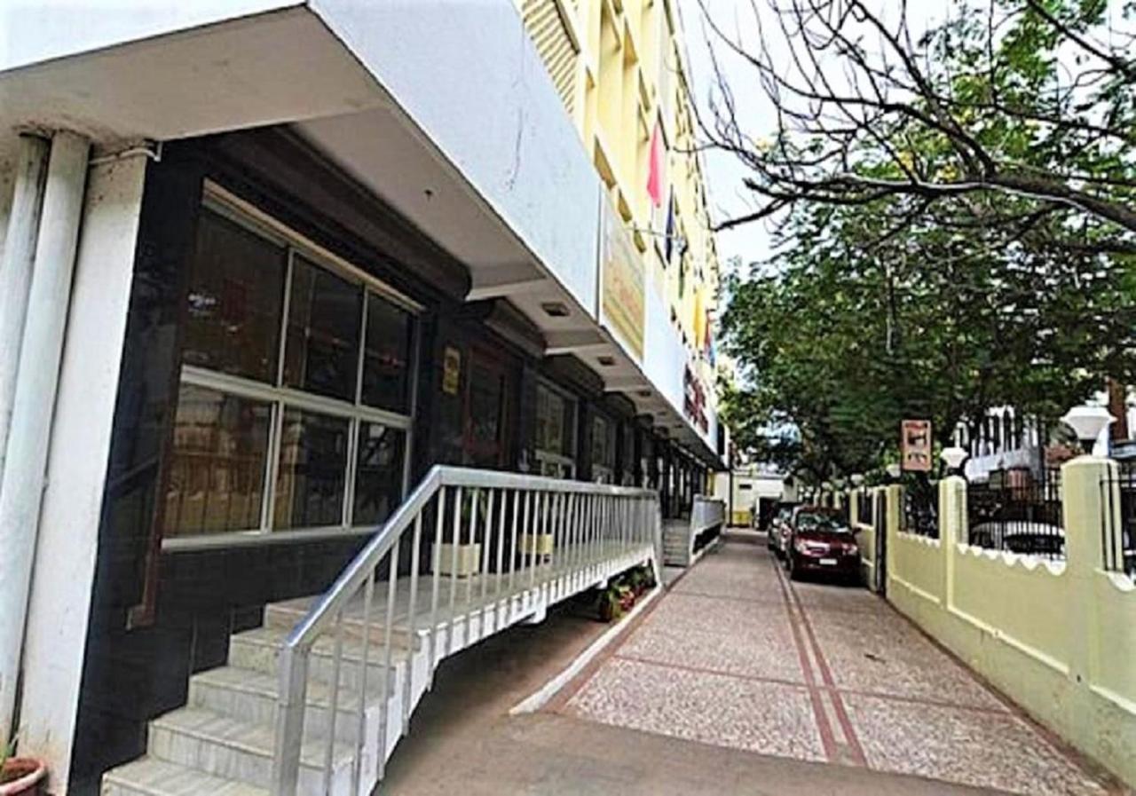 Hotel Pandian Madras Buitenkant foto