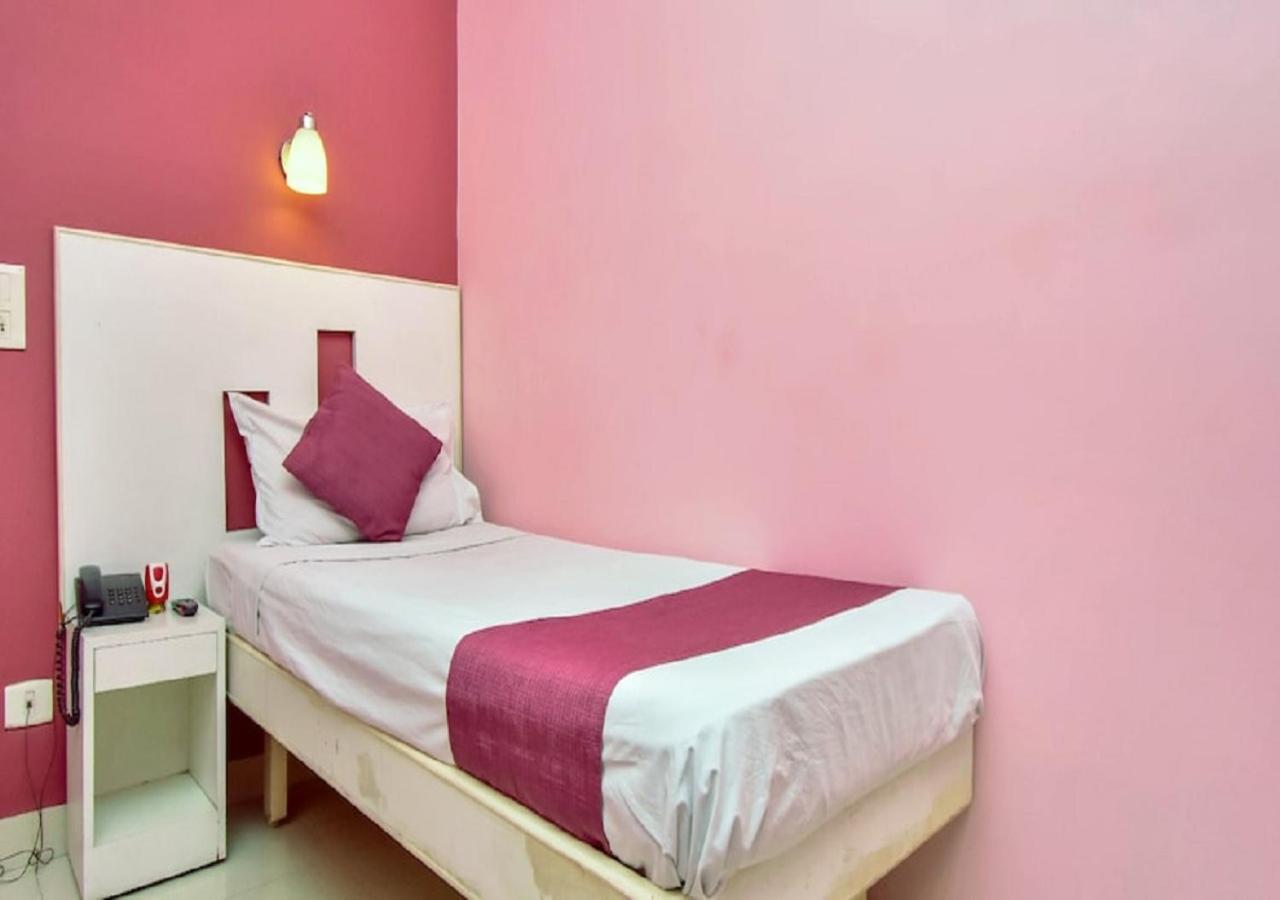 Hotel Pandian Madras Buitenkant foto