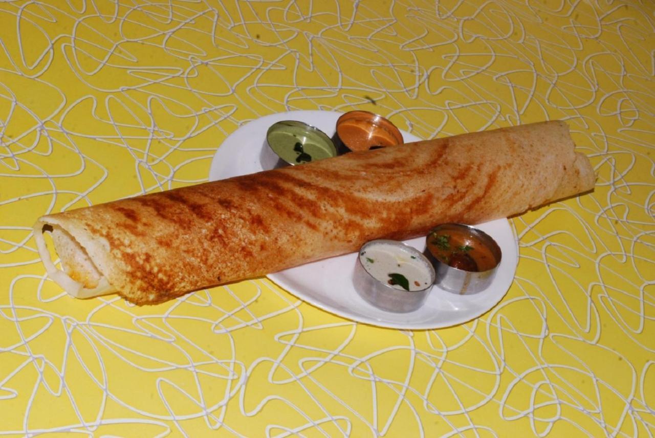 Hotel Pandian Madras Buitenkant foto