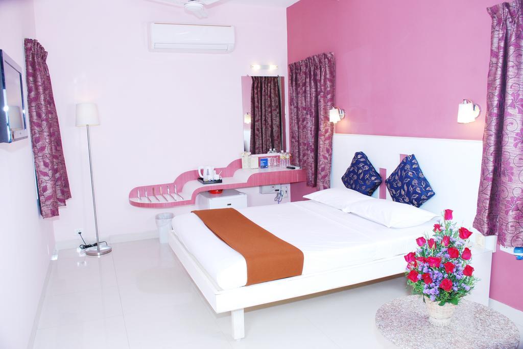 Hotel Pandian Madras Buitenkant foto