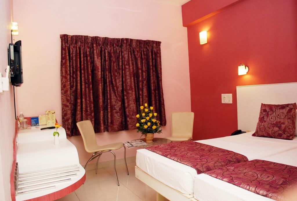 Hotel Pandian Madras Buitenkant foto