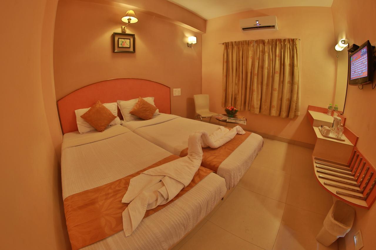 Hotel Pandian Madras Buitenkant foto