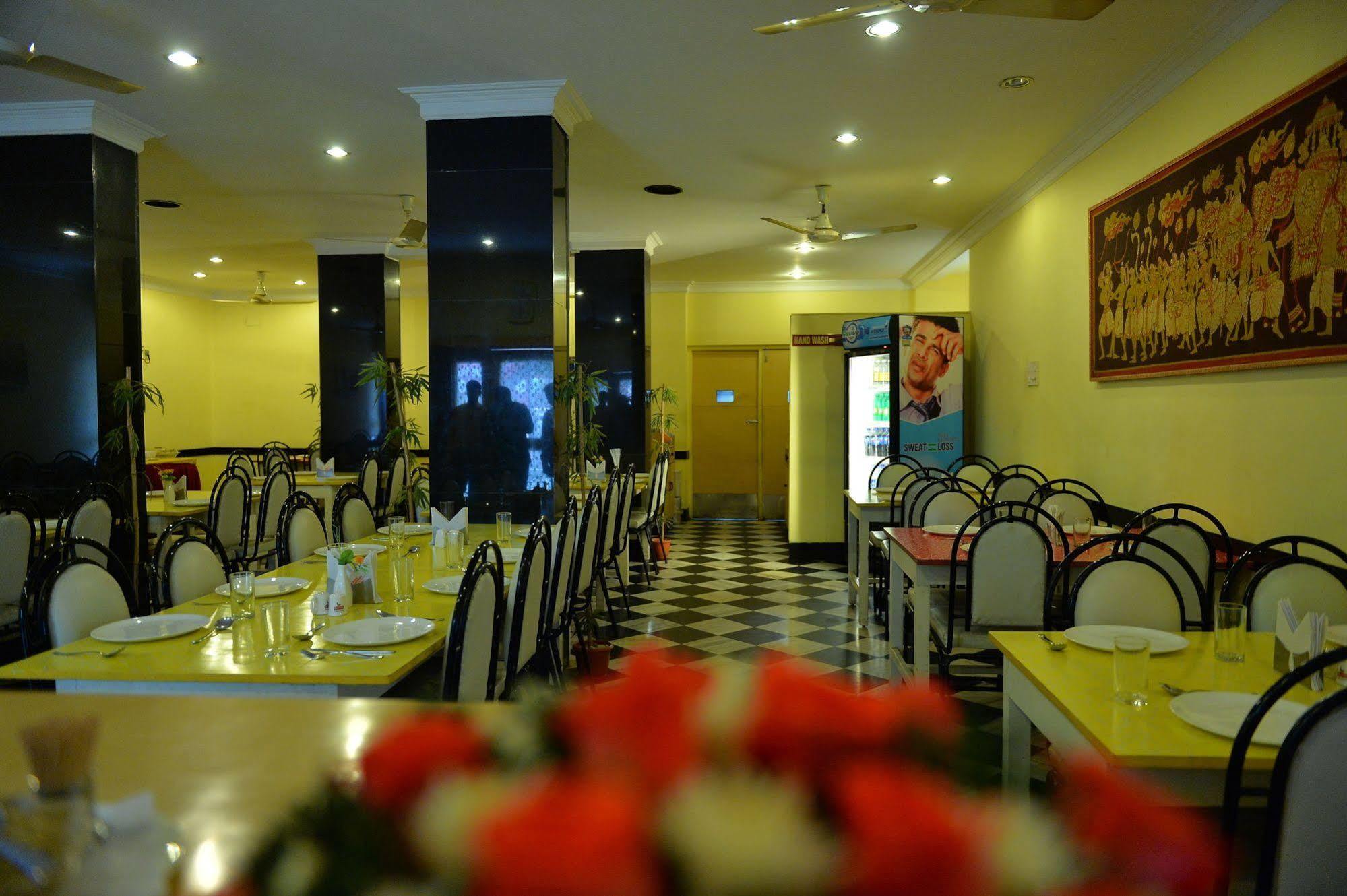 Hotel Pandian Madras Buitenkant foto