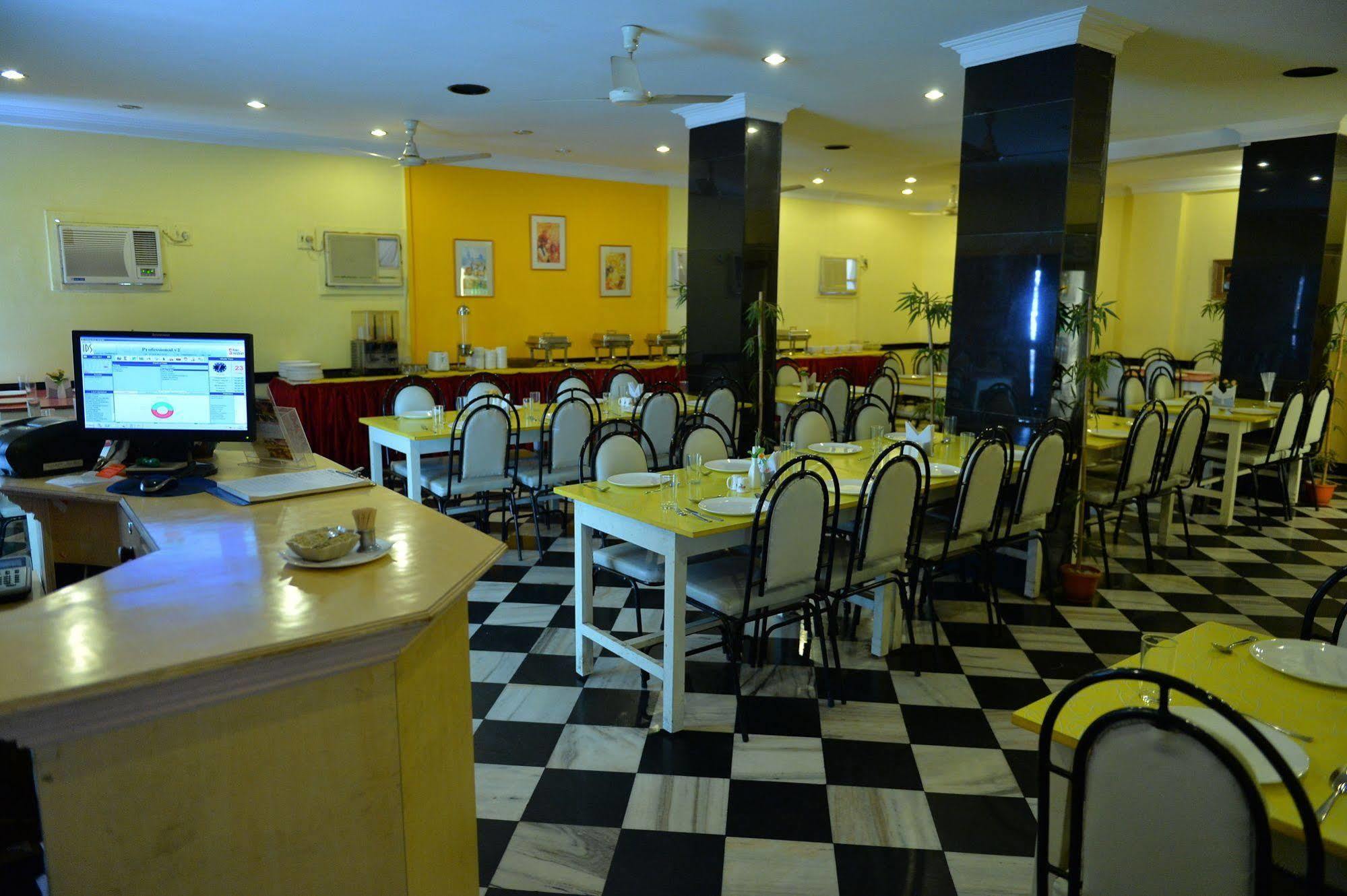 Hotel Pandian Madras Buitenkant foto