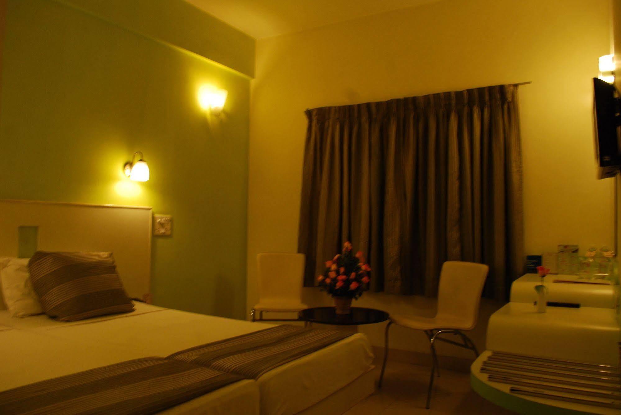 Hotel Pandian Madras Buitenkant foto