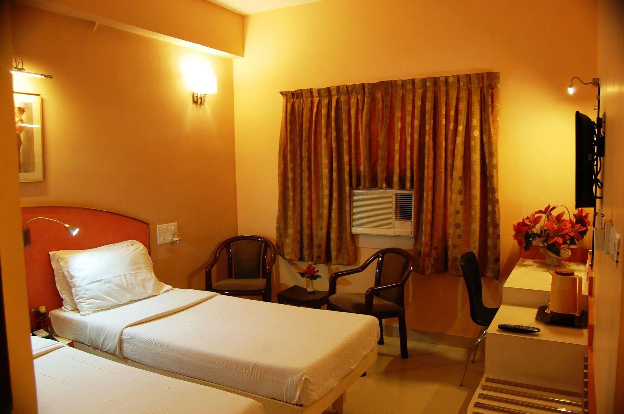 Hotel Pandian Madras Buitenkant foto