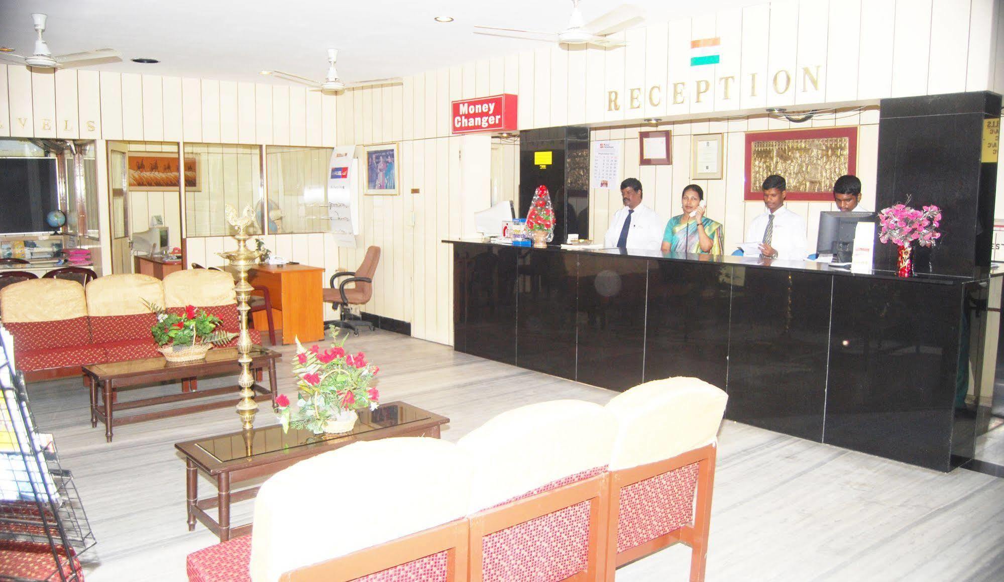Hotel Pandian Madras Buitenkant foto