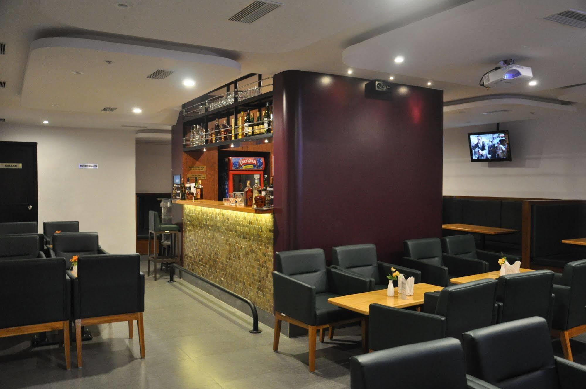 Hotel Pandian Madras Buitenkant foto